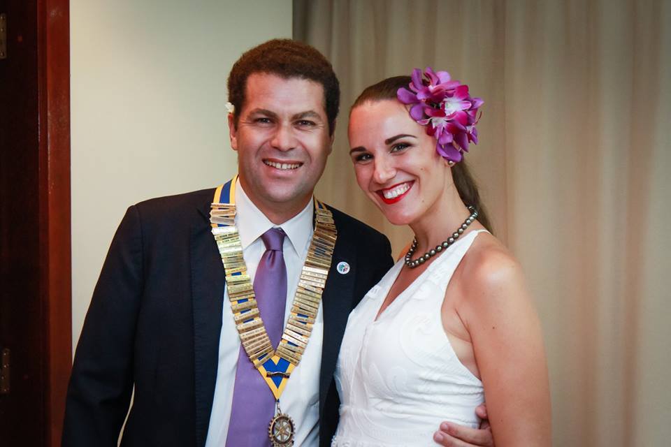 Le président du Rotary, Mourad Mikou, portant le collier des présidents, aux côtés de son épouse, Canelle.