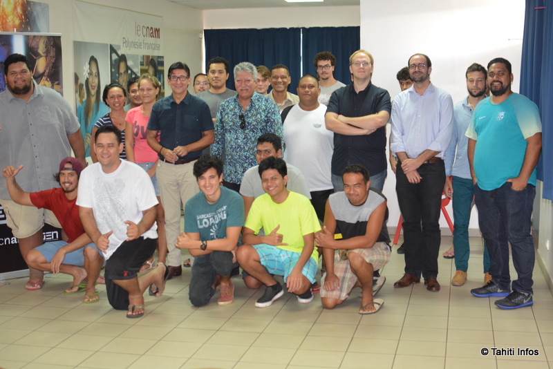 Les 21 jeunes participants au deuxième Web Jam polynésien, entourant le jury qui a départagé leurs créations