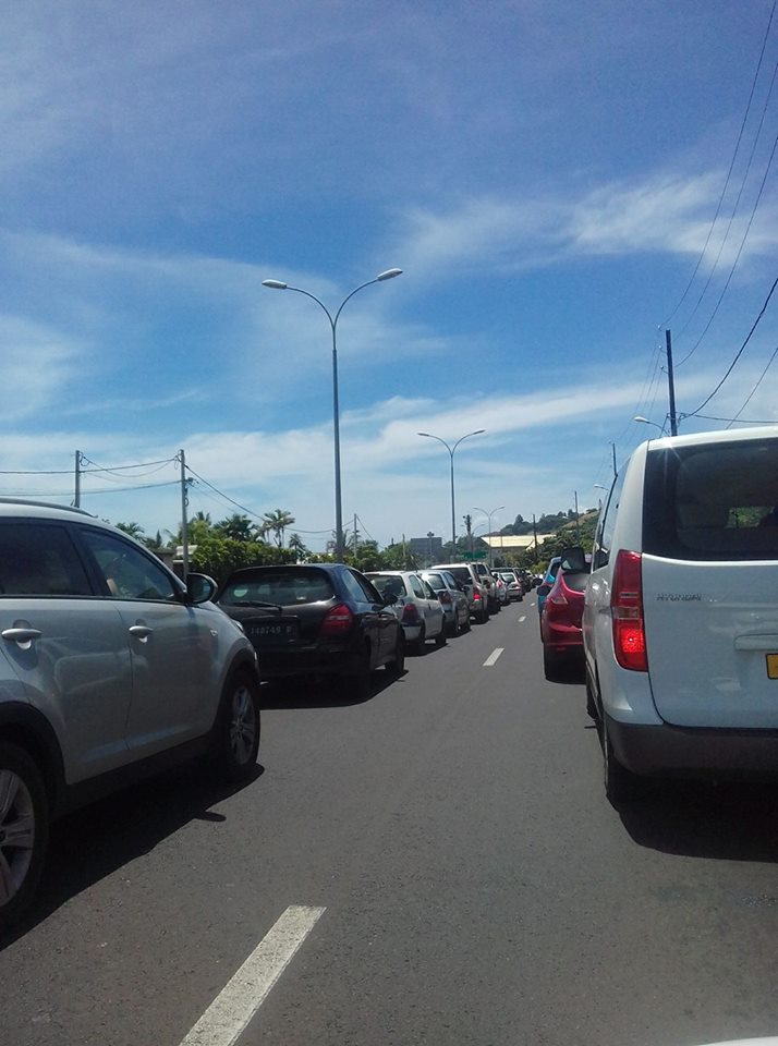 Des automibilistes sont restés coincés deux heures, parfois deux heures trente dans les bouchons et la chaleur dimanche. Crédit Facebook.