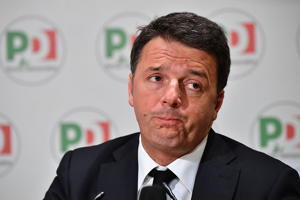 L'ancien chef du gouvernement italien Matteo Renzi a annoncé lundi soir qu'il quittait la direction du Parti démocrate (PD, centre gauche) après la défaite de son parti.