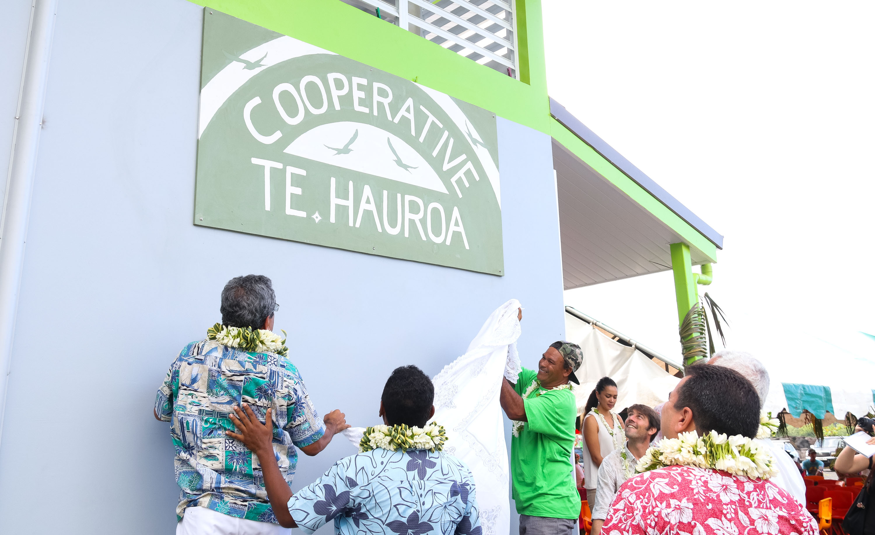 Un bâtiment avec machine à glace pour les pêcheurs de Faratea
