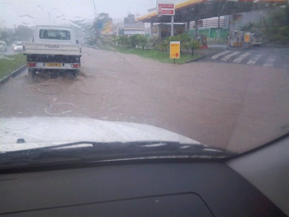 Les fortes pluies provoquent des embouteillages à Punaauia et Faa'a
