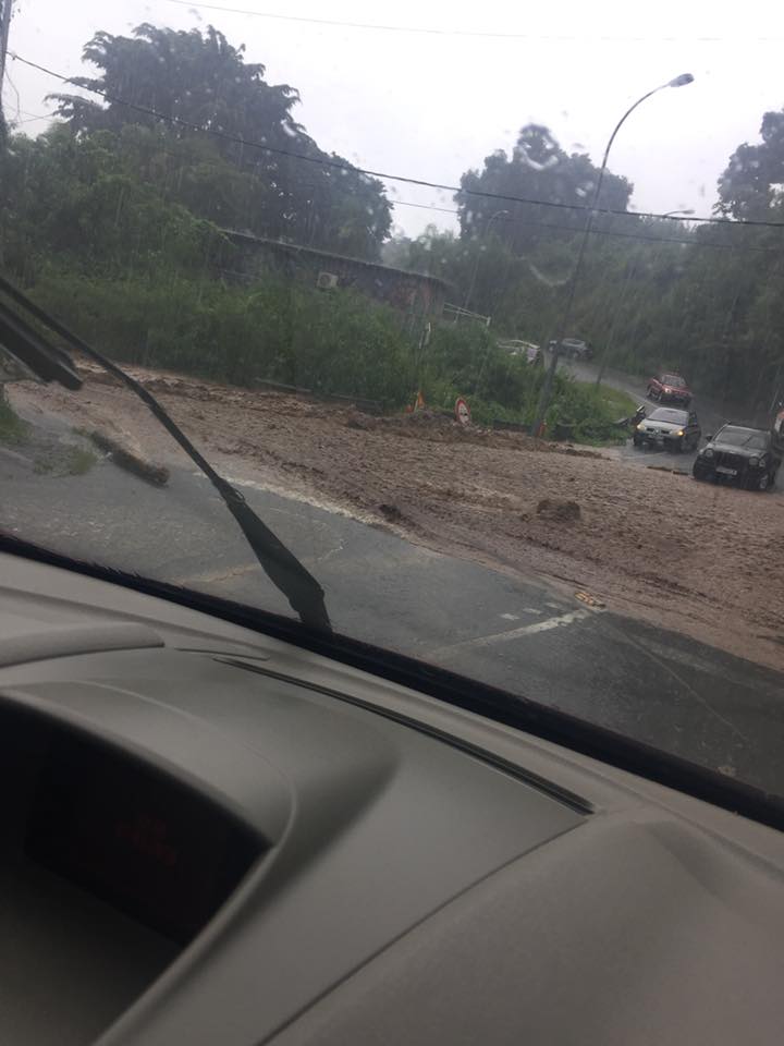 Les fortes pluies provoquent des embouteillages à Punaauia et Faa'a
