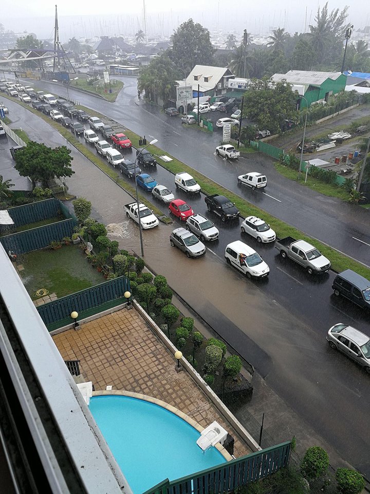 Les fortes pluies provoquent des embouteillages à Punaauia et Faa'a