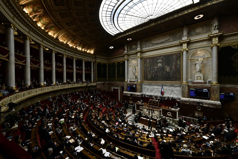 8 mars: l'Assemblée suspend brièvement ses travaux symboliquement à 15h40