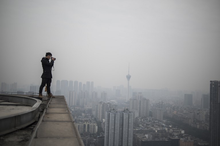 Chine: il grimpe sur les gratte-ciel pour des photos choc
