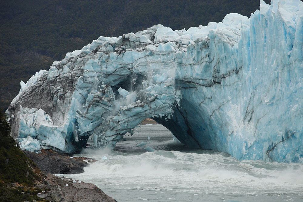 Argentine: l'arche du glacier Perito Moreno se rompt sans touristes