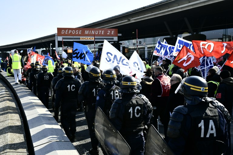 Air France: la direction tente de désamorcer la grève du 23 mars