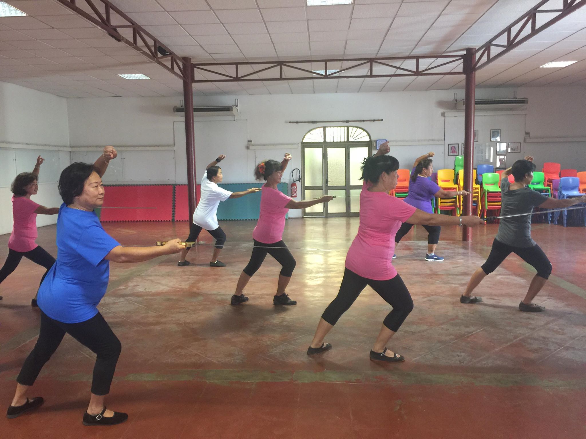 Les femmes s'adonnent au Tai-chi.