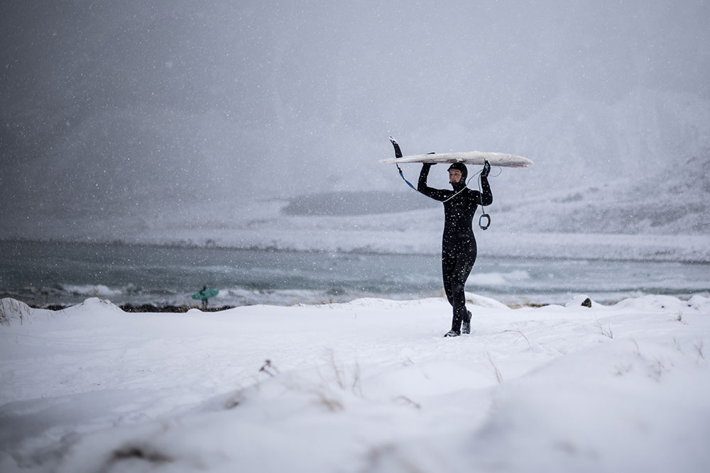 Au-delà du cercle arctique: portraits de surfeurs de l'extrême