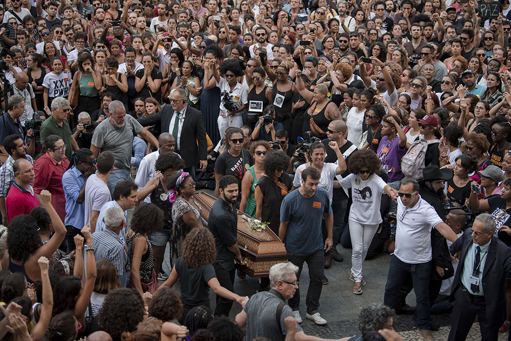 Des milliers de Brésiliens indignés font leurs adieux à l'élue noire assassinée