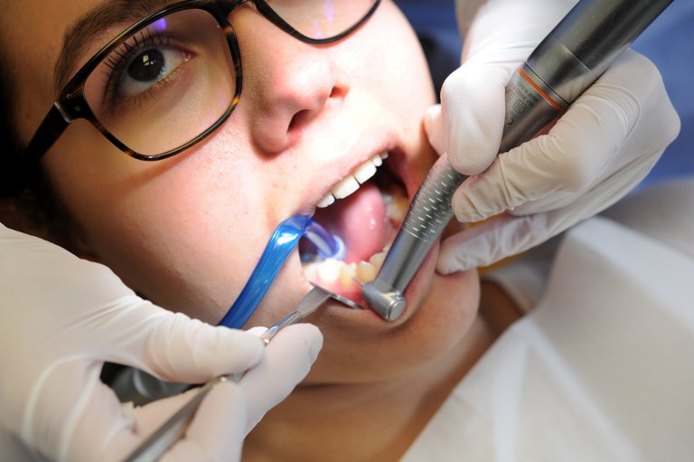 Les dentistes alertent sur les gencives qui saignent