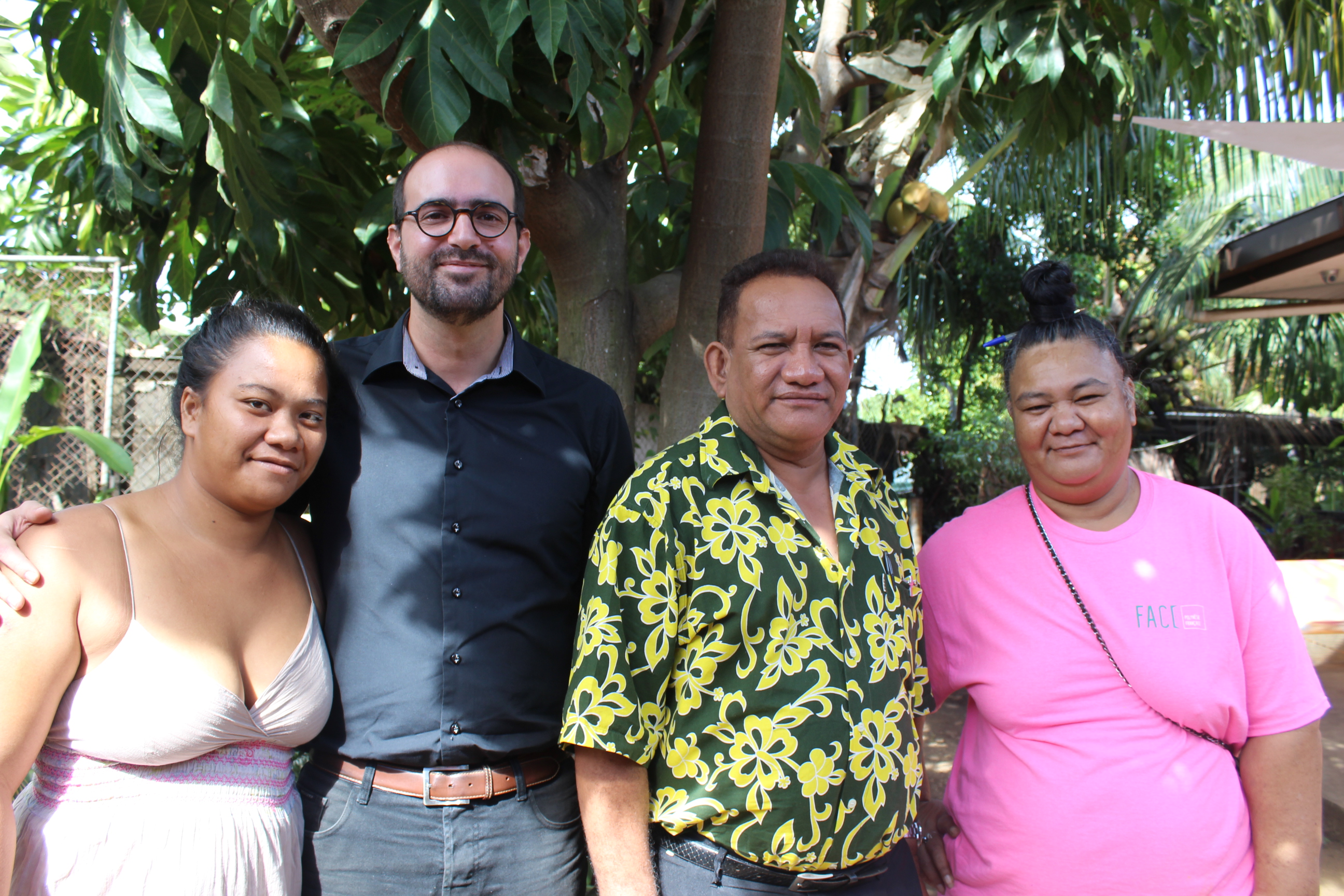 Olivier Pôté, directeur de la fondation FACE, au centre entouré des membres de l'association Hotuarea Nui à Faa'a.