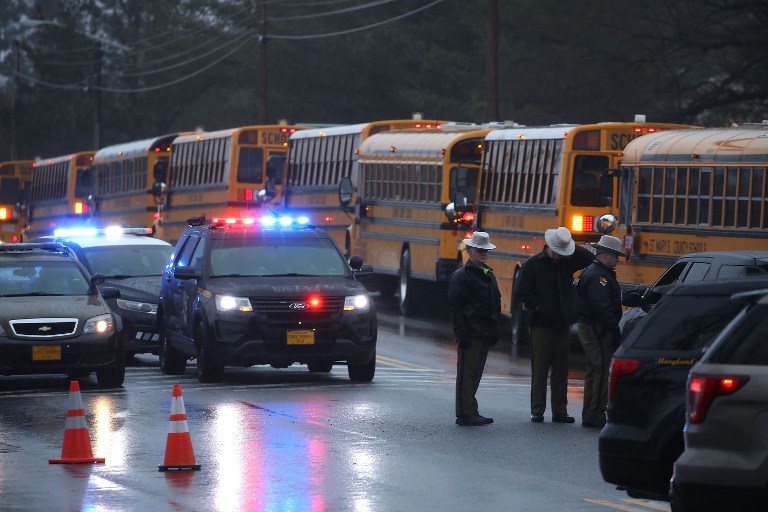 Deux personnes et le tireur blessés dans un lycée près de Washington