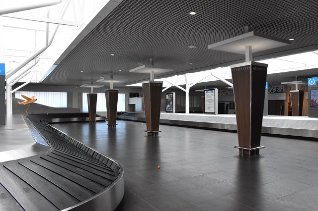 Les carrousels bagages, en forme de U auparavant et prenant beaucoup de place, ont été remplacés par des carrousels inclinés, présentant des rendements de traitement supérieurs au mètre linéaire.  Les carrousels prennent également moins de place et laissent donc plus de place pour les passagers.