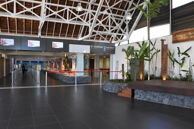 Dès leur entrée dans l'aéroport, après la descente de l'avion, les passagers sont accueillis par un traditionnel groupe musical et sa danseuse. Ceux-ci se produiront désormais sur une scène soignée, au décor végétalisé et encadré par plusieurs unu, réalisés par Teiki Ah Scha.