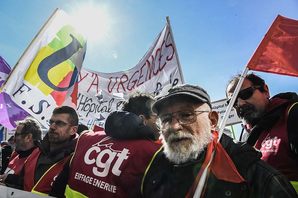 SNCF, Fonction publique: des dizaines de milliers de personnes défient le gouvernement dans la rue