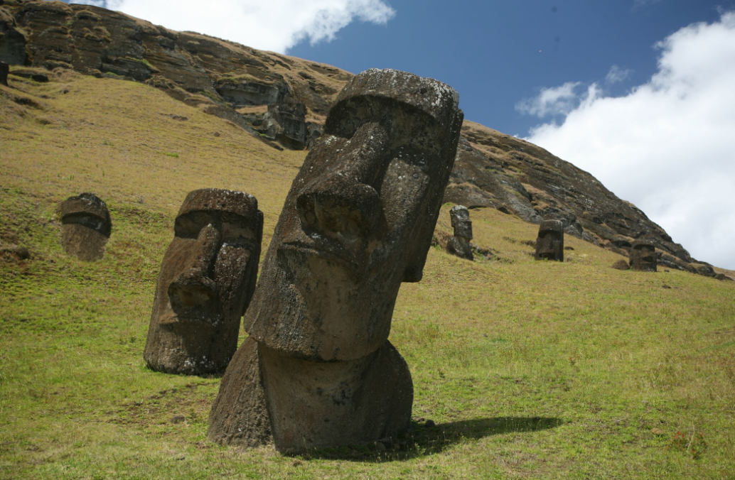 Les moai de la carrière du Rano Raraku n’étaient pas destinés à être transportés nous dit-on ; c’est faux, bien entendu, mais malheureusement, au-delà de 9 m de hauteur, ils n’étaient quasiment plus transportables, le plus grand d’entre eux (11m) se trouvant brisé à moins de 2 km de la carrière.