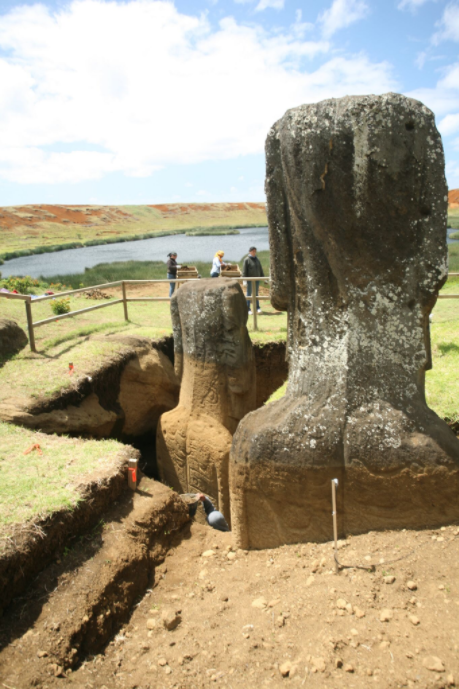 Les moai n’étaient pas sculptés à la carrière, mais juste dégrossis : encore une contre-vérité ; les statues, hormis leurs yeux, étaient achevées au Rano Raraku comme le montre ces dos de moai gravés.