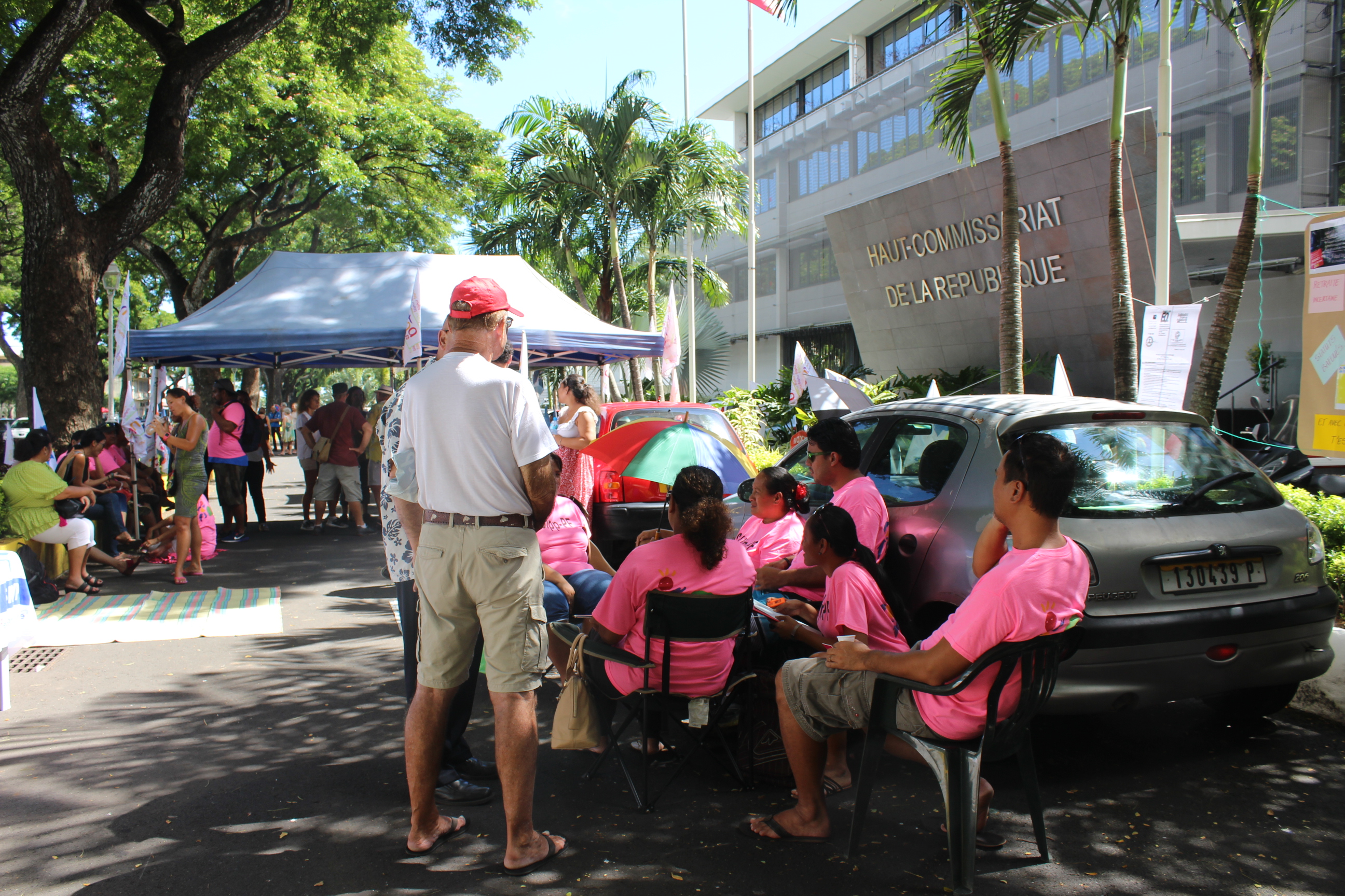 Les grévistes devant le Haut-Commissariat jeudi 22 mars en solidarité au mouvement social national.