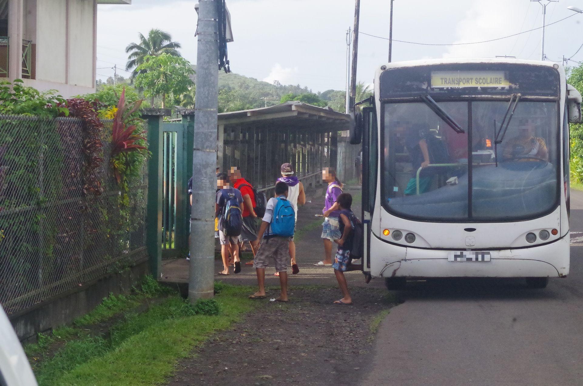 "Les cours ont officiellement commencé : un surveillant rouvre la porte pour laisser entrer les retardataires comme tous les matins", décrit un parent d'élève.
