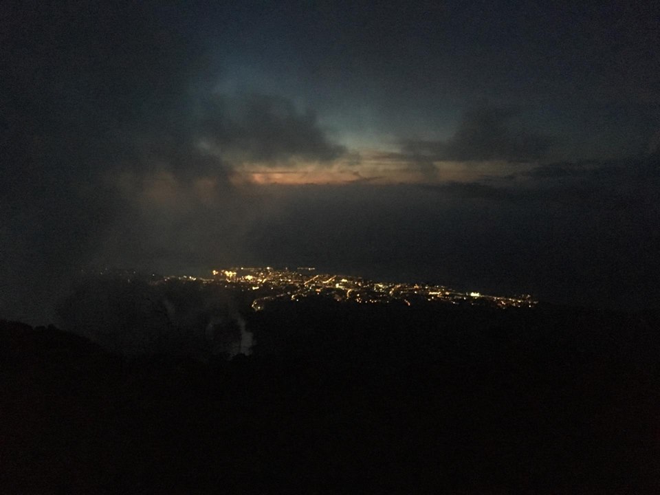 L'île de Tahiti vue depuis le Mont Aorai samedi soir.   Crédit Facebook Earth Hour Tahiti.