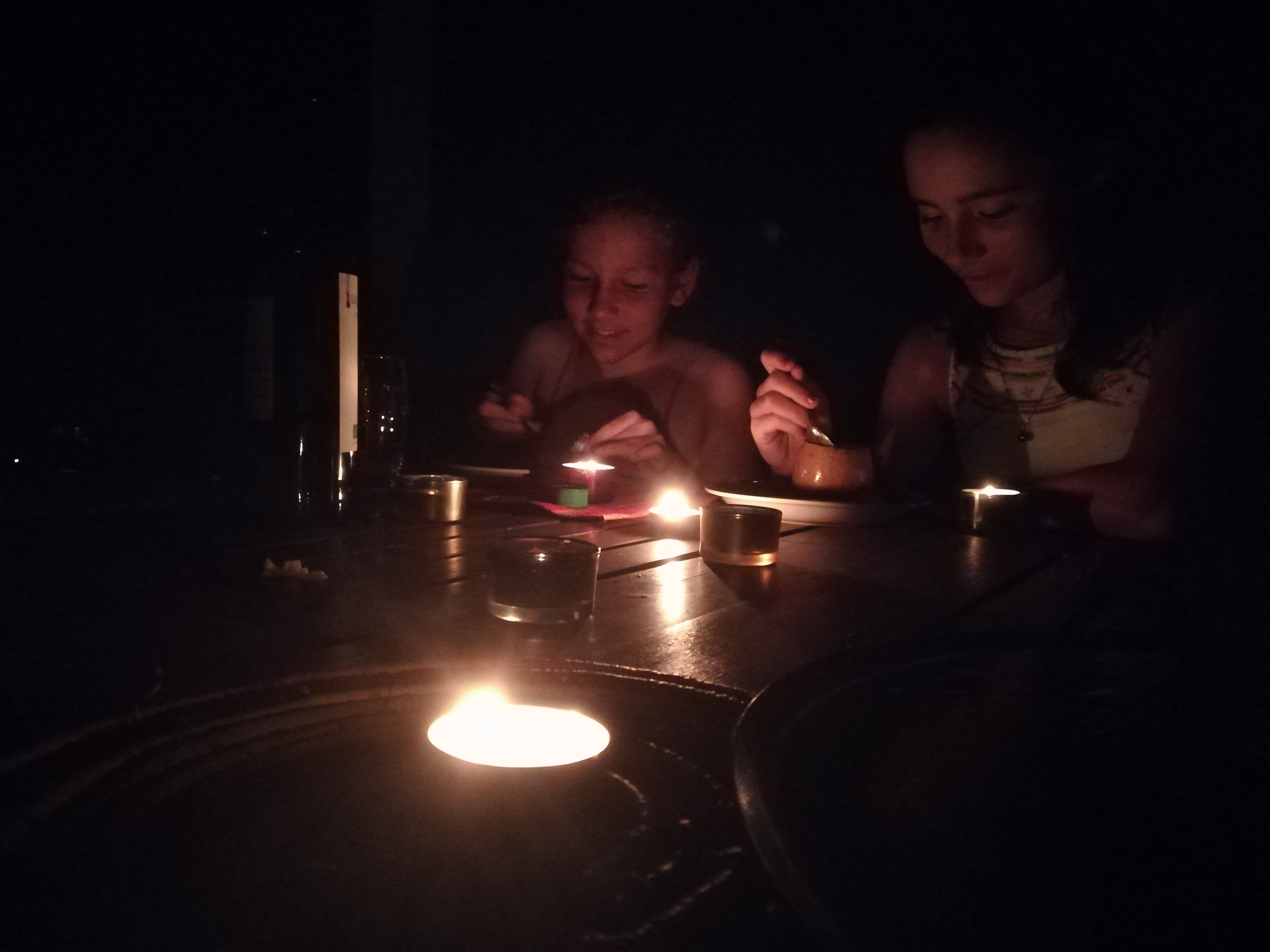 Dîner à la bougie pour ces jeunes filles solidaires de l'opération Earth Hour.
