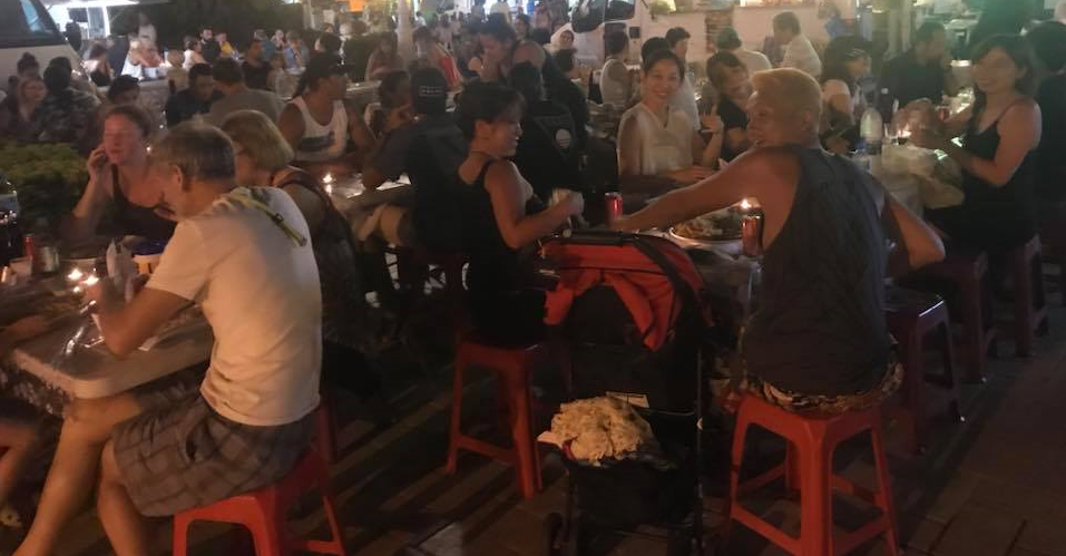 Ambiance sympathique sur la place Vaiete. Crédit Facebook La Roulotte Place Vaiete.