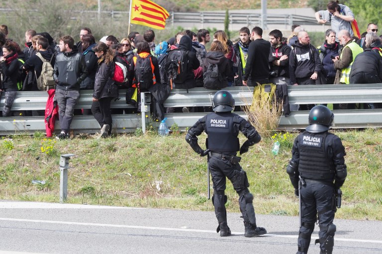 Espagne: coupures de route en Catalogne contre la détention de Puigdemont