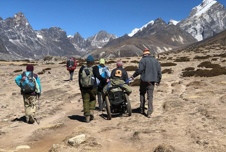 Un paraplégique atteint un camp de base de l'Everest