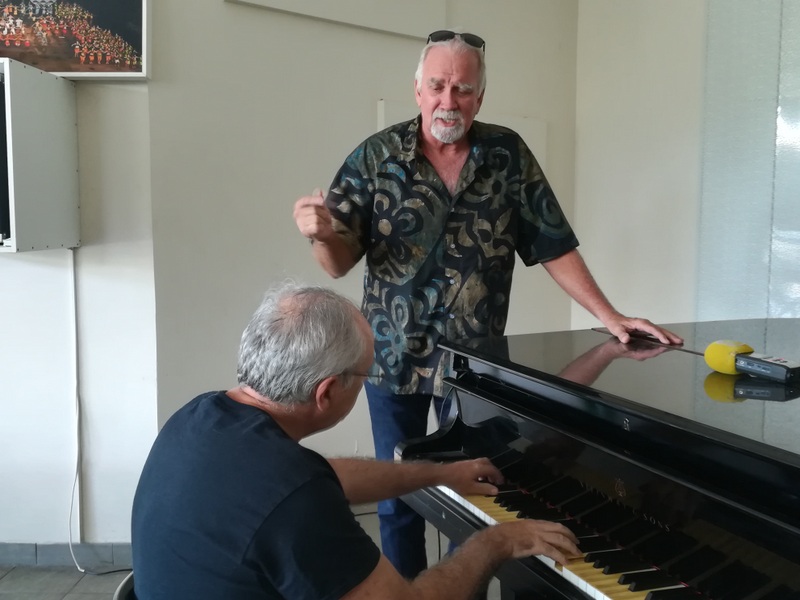 Frédéric Rossoni au piano et  Jean Croteau au chant.