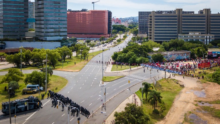 Tensions dans le sud du Brésil: la caravane de Lula touchée par des tirs
