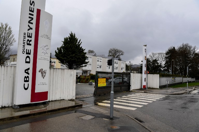 Un homme fonce sur des militaires sans les blesser, deux interpellations