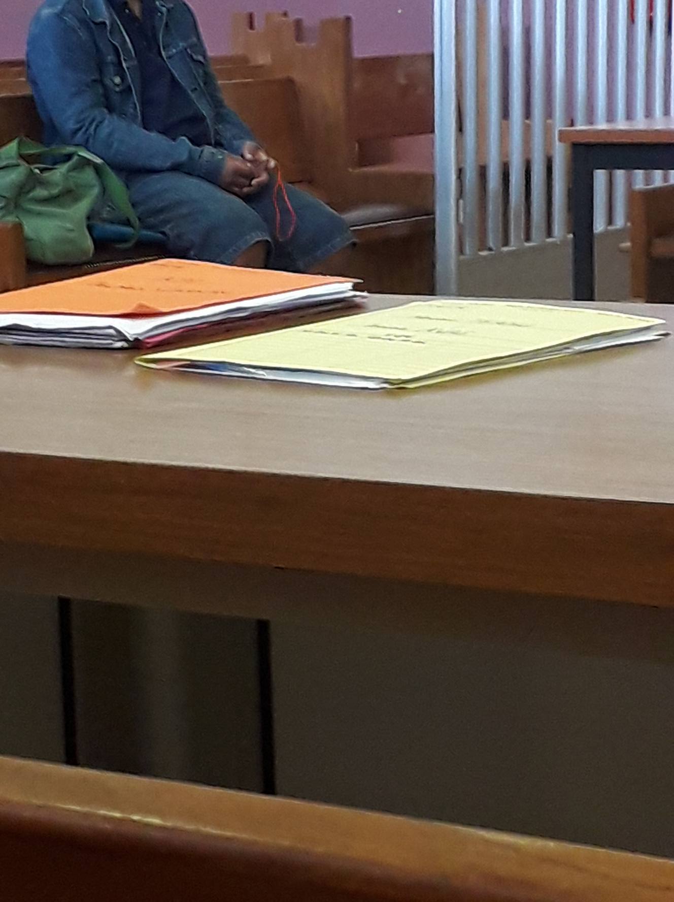 A la barre du tribunal, le prévenu tient son chapelet entre les mains et reconnaît à nouveau tous les faits sous la forme de propos glaçants.