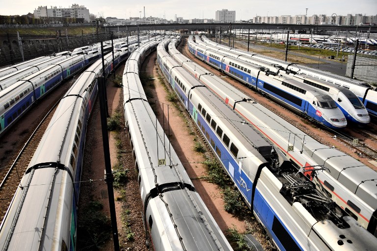 Grève SNCF: le trafic encore très perturbé, le gouvernement "calme" et "déterminé"