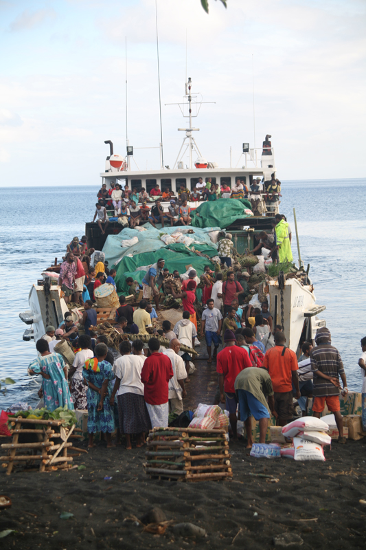 Le bateau qui "beache" à Ranon ; vos fougères sculptées  y seront embarquées jusqu'à Port-Vila. C'est après que tout se complique véritablement…