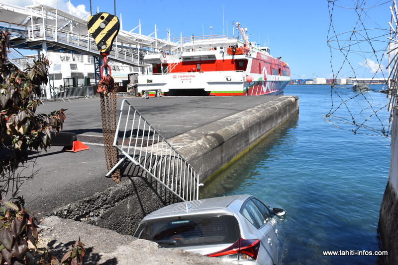 Quai des ferries : Une voiture termine sa course dans le lagon