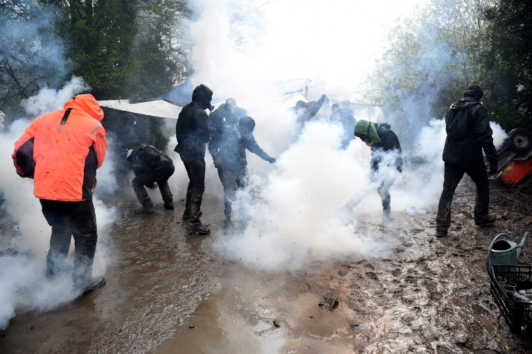 NDDL: des heurts plus violents au deuxième jour des expulsions