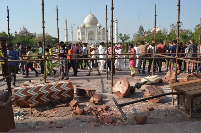 Une tempête fait s'effondrer deux piliers à l'entrée du Taj Mahal