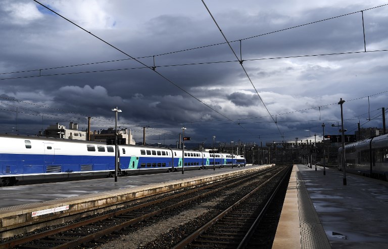 SNCF: Macron veut "aller au bout" de la réforme, la grève reprend à 20H00