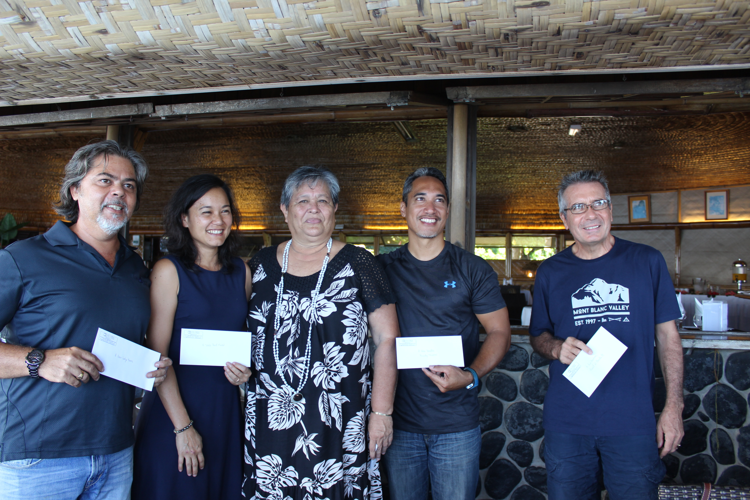 Mélinda Bodin, entourée de quelques-uns des exposants ayant participé au Salon de Tahiti.