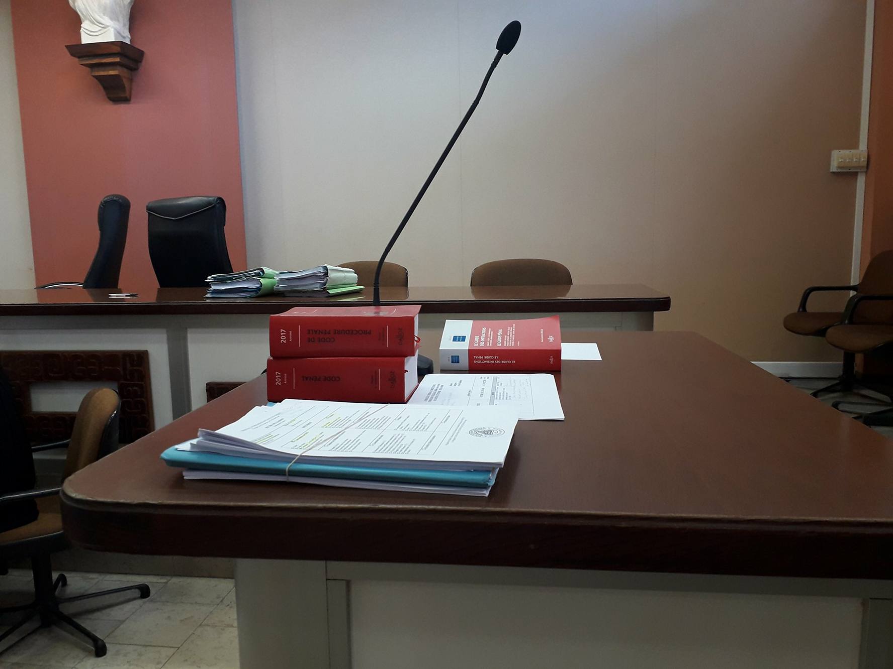 A trois reprises, il vend une voiture ne lui appartenant pas