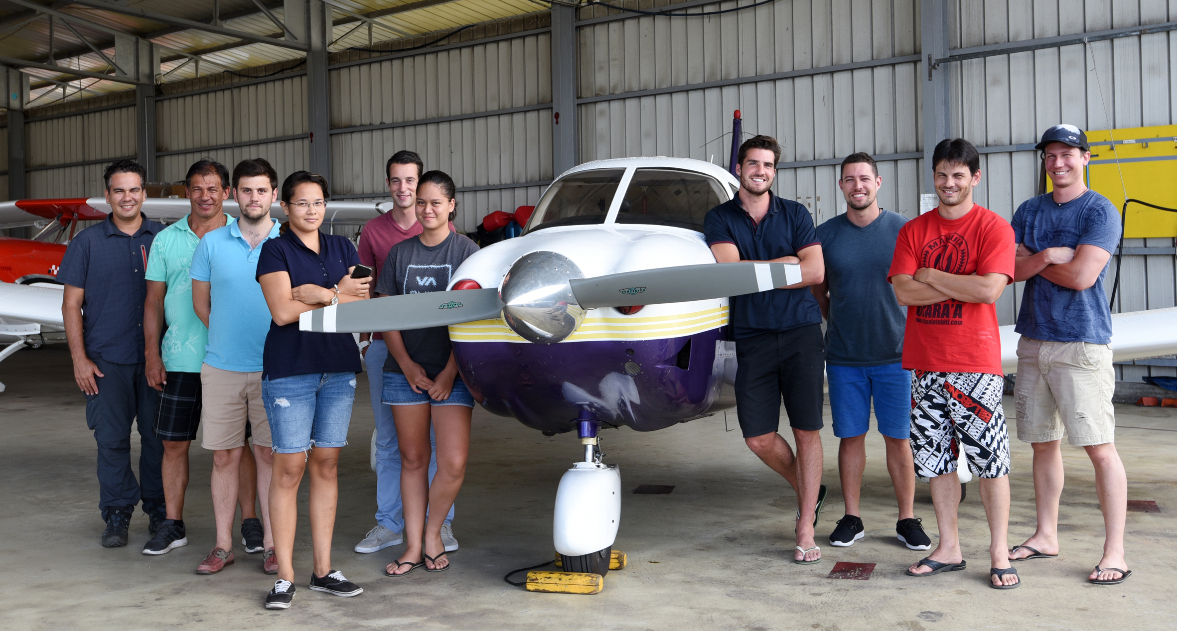 Photo des participants (élèves, instructeurs et futurs instructeurs) de la première ATPL Théorique de l’Institut Mermoz organisé en partenariat avec le Centre Polynésien de Perfectionnement au Pilotage C3P, à l’aéroport de Tahiti Faaa. (© Cécile Flipo)