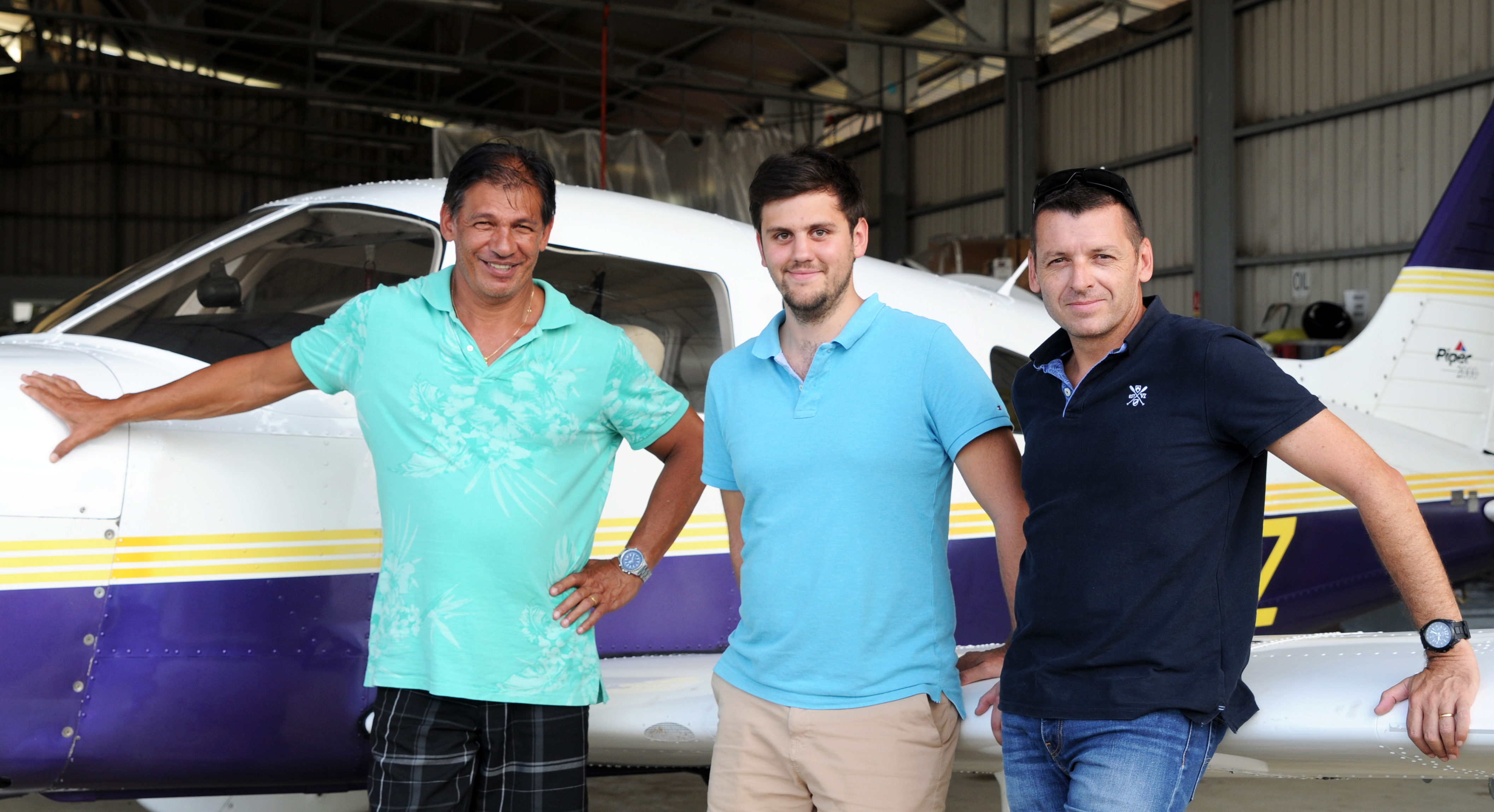 De gauche à droit, Gérard Maurin, instructeur Mermoz et ex-pilote d’Air Tahiti Nui ; Alban Hardy, instructeur Mermoz : Stéphane Chantre, gérant du centre polynésien de formation au pilotage C3P. (© Cécile Flipo)