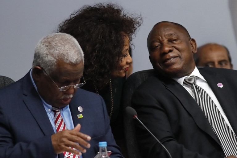 De violentes manifestations en Afrique du Sud contraignent le président à rentrer au pays