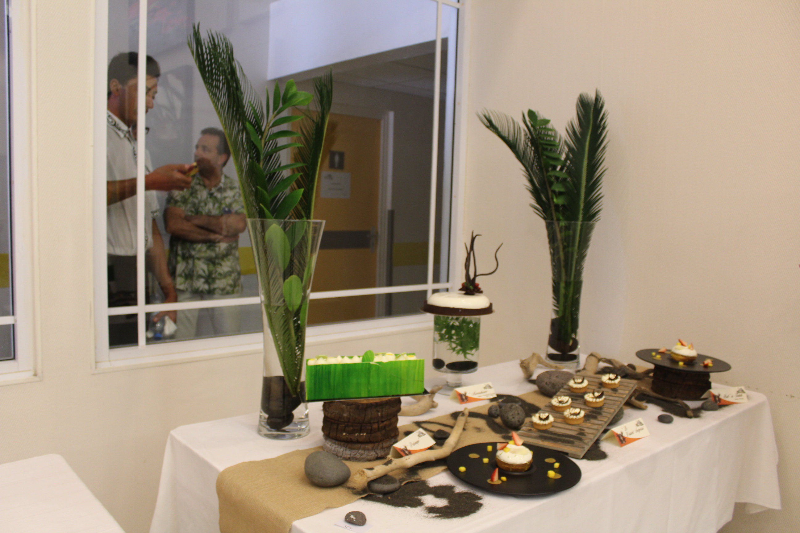 "Pour le décor, j’ai recherché le côté nature de la Polynésie, avec des bois flottés, des galets, du sable noir… ", explique Florent Chevalier.