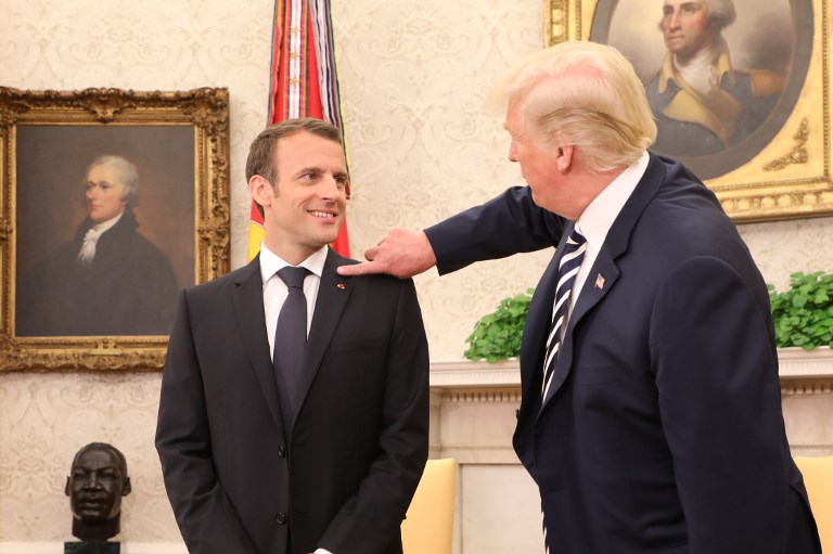 Trump époussette les pellicules de Macron
