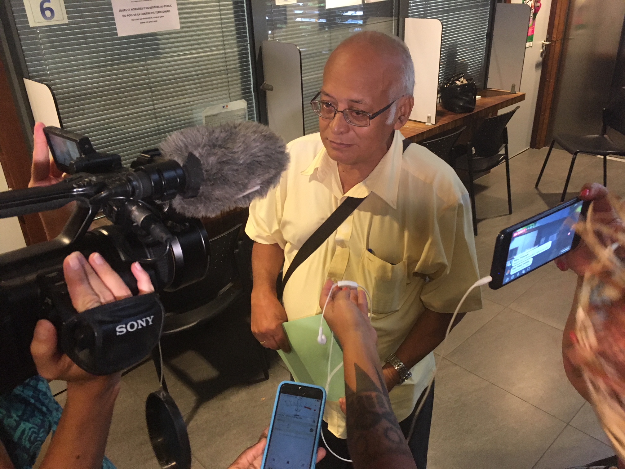 Etienne Chimin, , Secrétaire général du Tavini a déposé la liste du parti bleu à 15:30