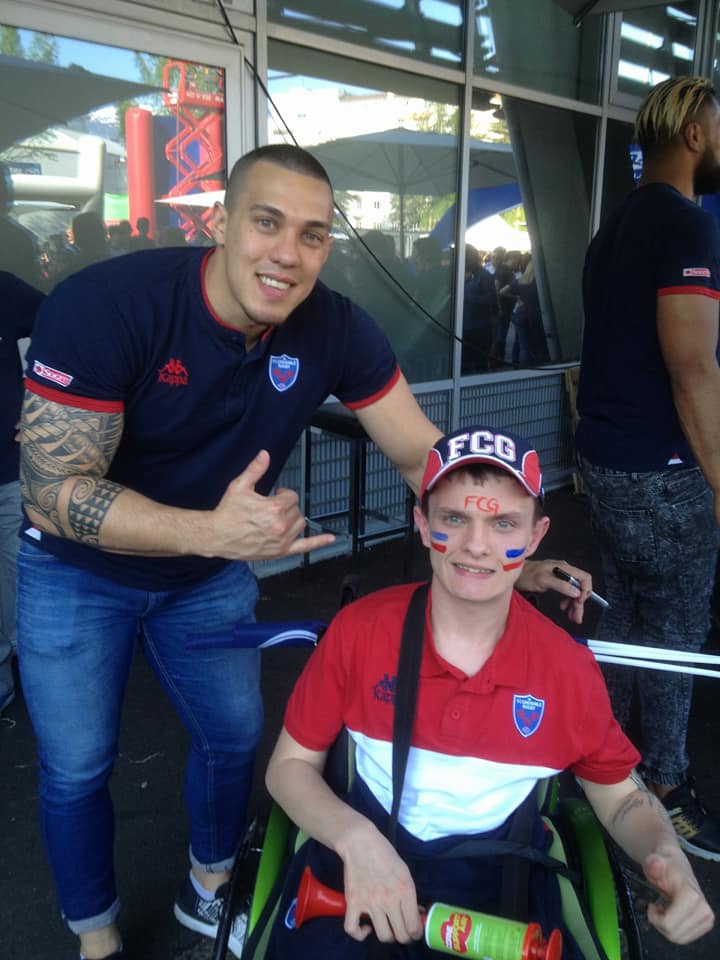 Teiva Jacquelain avec un supporter de Grenoble