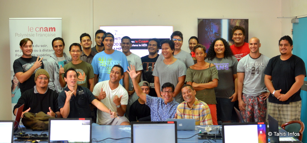 21 jeunes talents polynésiens, passionnés par le numérique mais pas par l'école, participent à ce Tahiti Code Camp de huit semaines intenses.